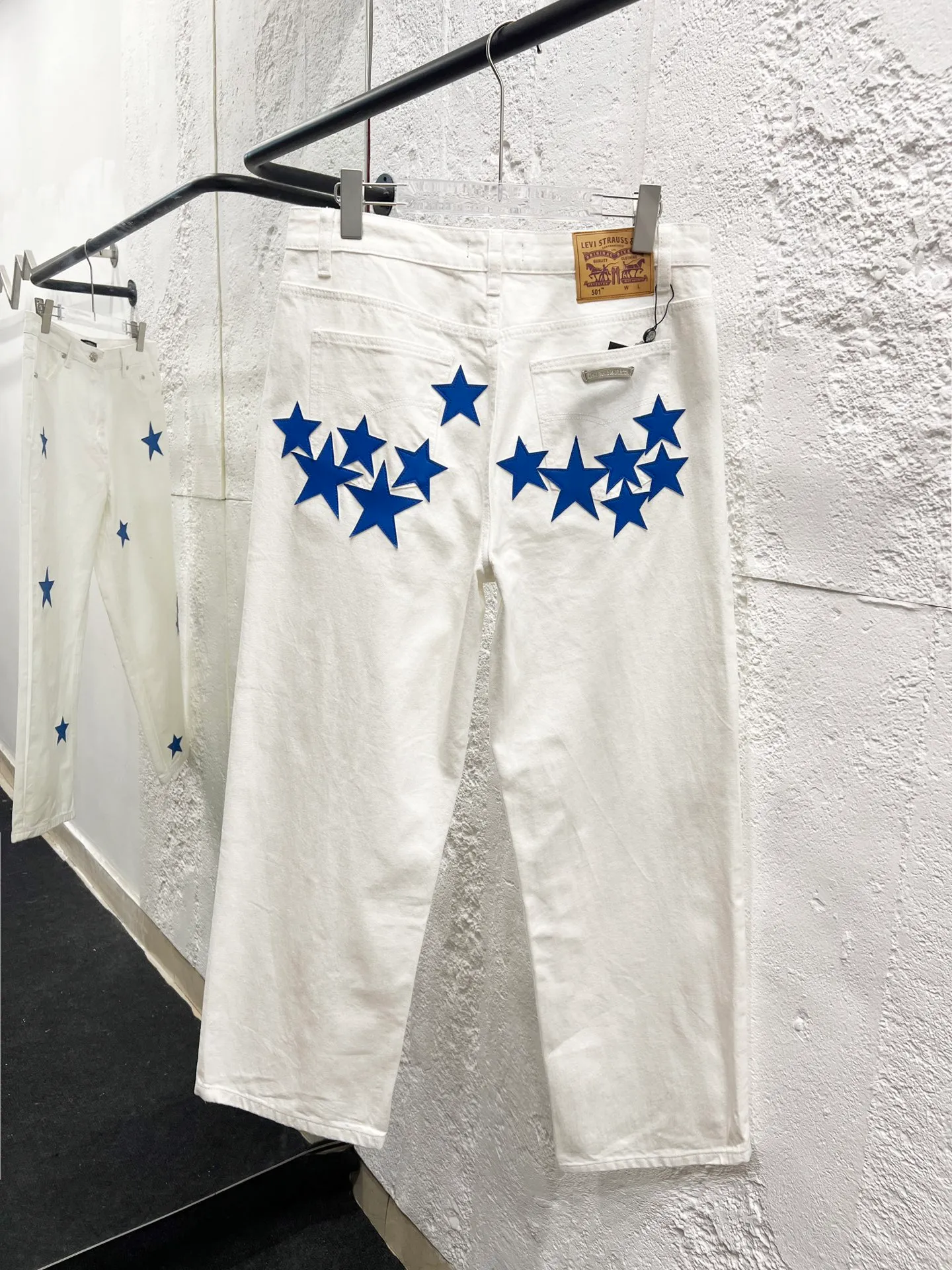 P230 Style number: H849 Chrome hearts & Chrome hearts 25ss blue five-pointed star frame leather jeans CH Chrome hearts double knee five-pointed star frame leather bo1 version logging pants straight work pants B136 Chrome hearts cross Sanskrit overalls Counter price 24W level, patched cross flower embellishment, high-waisted washed jeans! ! Absolutely high-end luxury products, 1.9W level god-level single products, super popular products, made by top heavy industry, not to be missed. About Zangyin, this is an extremely luxurious fashion brand, which can also be called the nobles of the high street. It has always been an exclusive brand of some hipsters or rich second generation. Compared with ordinary high streets, it is more luxurious and noble. Compared with luxury brands, it has a more fashionable personality and has always been a brand that I have a special liking for. Imported yarn is custom-woven into a high-density twill canvas, which ensures a crisp silhouette while also making the fabric feel very delicate. It follows the B01 classic silhouette and has a crisp and stylish upper body. The ready-made garments are stone-milled and fermented and can be matched with any style. Buttons and zinc-brushed washable genuine YKK retro metal products. Double-layered canvas on the front. Perfect details. All hardware is perfect. Size: 30-32-34-36 Color: White pants with leather five-pointed star